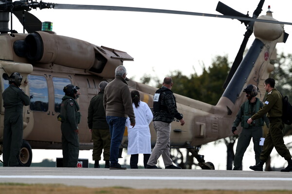 이스라엘 의료진과 관계자들이 8일(현지시간) 이스라엘 라맛간셰바 메디컬센터 인근에서 석방된 이스라엘 인질이 탑승한 헬기 주위에 서 있다. (출처: 연합뉴스)