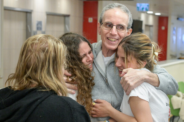 팔레스타인 무장정파 하마스에게 납치됐던 오하드 벤아미(왼쪽 세 번째)가 석방된 후 8일(현지시간) 이스라엘 이칠로프 병원에서 가족과 재회하고 있다. (출처: 연합뉴스)