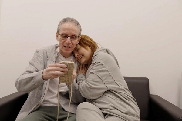 팔레스타인 무장정파 하마스에게 납치됐던 오하드 벤아미(왼쪽)가 석방된 후 라맛간셰바 메디컬센터에서 가족과 재회하고 있다. (출처: 연합뉴스)