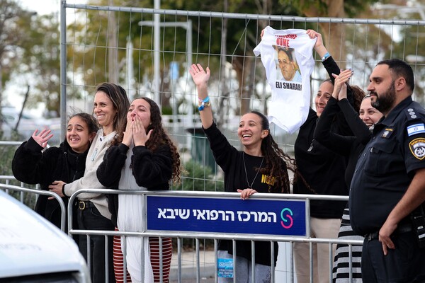 팔레스타인 무장정파 하마스에게 납치됐던 이스라엘 인질이 석방된 후 8일(현지시간) 이스라엘 텔아비브 인근에 도착하자 친척들이 환영하고 있다. (출처: 연합뉴스)