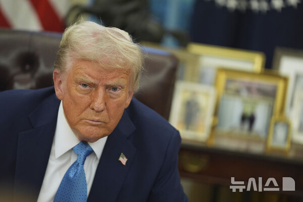 [도널드 트럼프 미국 대통령이 지난달 31일(현지 시간) 미국 백악관 집무실에서 행정명령에 서명하고 있다. 2025.02.02. (출처: 뉴시스)