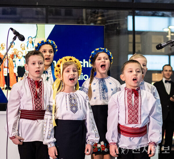 지난해 1월 12일 HWPL 체코지부와 우크라이나 난민지원단체인 돔도브라는 ‘우크라이나 난민 아동을 위한 갈라 후원의 밤’을 열었다. 행사 공연 모습. (출처: HWPL 홈페이지) ⓒ천지일보 2025.02.10.