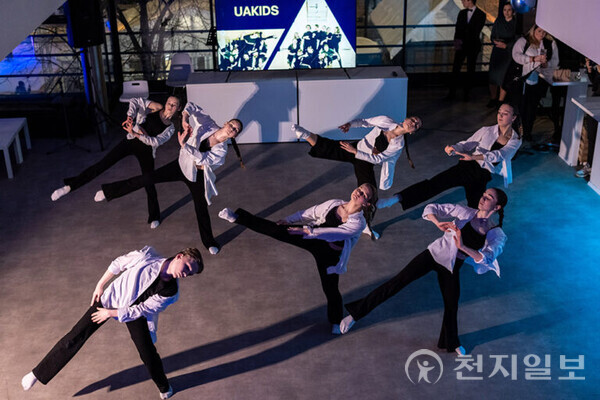 지난해 1월 12일 HWPL 체코지부와 우크라이나 난민지원단체인 돔도브라는 ‘우크라이나 난민 아동을 위한 갈라 후원의 밤’을 열었다. 행사 공연 모습. (출처: HWPL 홈페이지) ⓒ천지일보 2025.02.10.