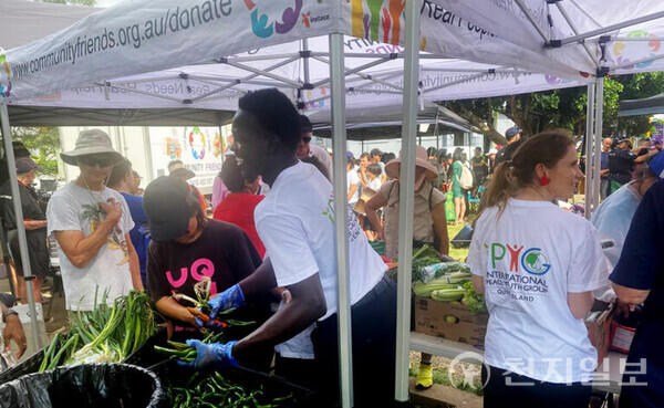 2023년 12월 IPYG 호주지부는 호주 브리즈번 시의 ‘커뮤니티 프렌즈’ 단체와 지역 내 소외계층에게 무료음식과 옷을 제공하는 봉사를 진행했다. 사진은 행사 모습. (출처: HWPL 홈페이지) ⓒ천지일보 2025.02.10.