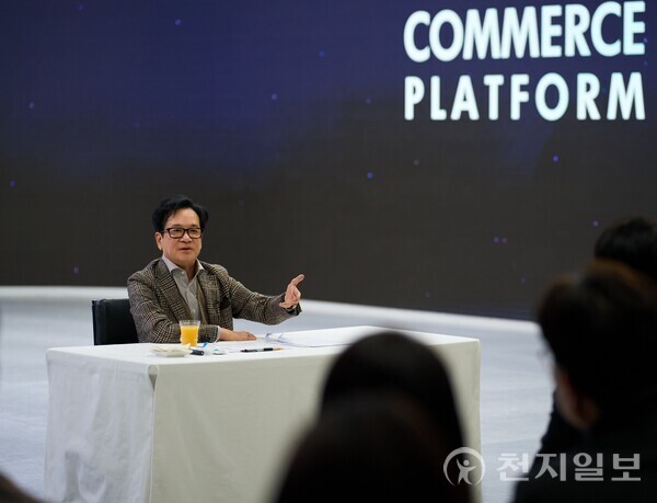 이재현 CJ그룹 회장이 지난 7일 서울 서초구 CJ온스타일 본사에서 직원들을 만나 격려하고 있다. (제공: CJ그룹) ⓒ천지일보 2025.02.10.