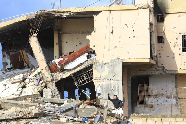 한 레바논인이 9일(현지시간) 이스라엘군의 공습으로 파괴된 레바논 내 구역을 점검하고 있다. (출처: 연합뉴스)