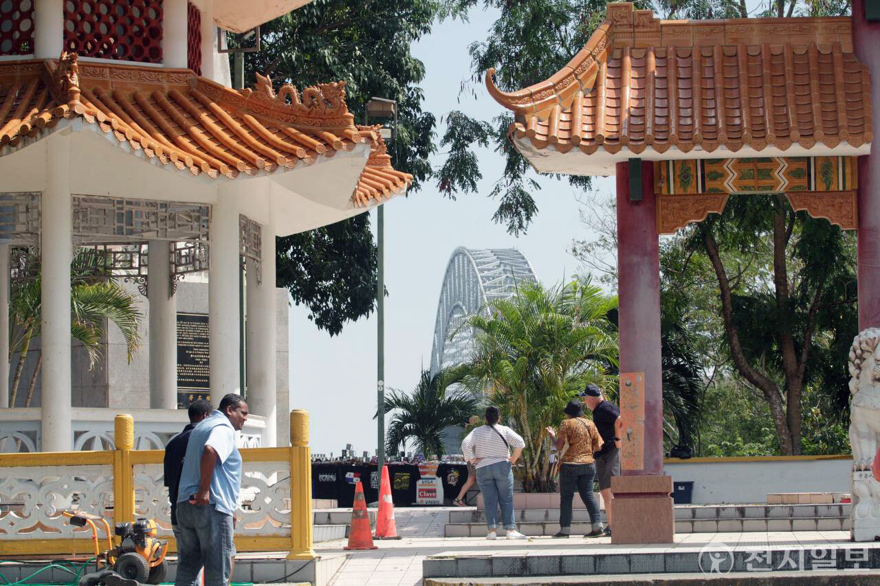 지난 1일 파나마-중국 우호 기념비에서 보이는 아메리칸브리지. 이 다리는 운하를 관통한다. ⓒ천지일보 2025.02.10.