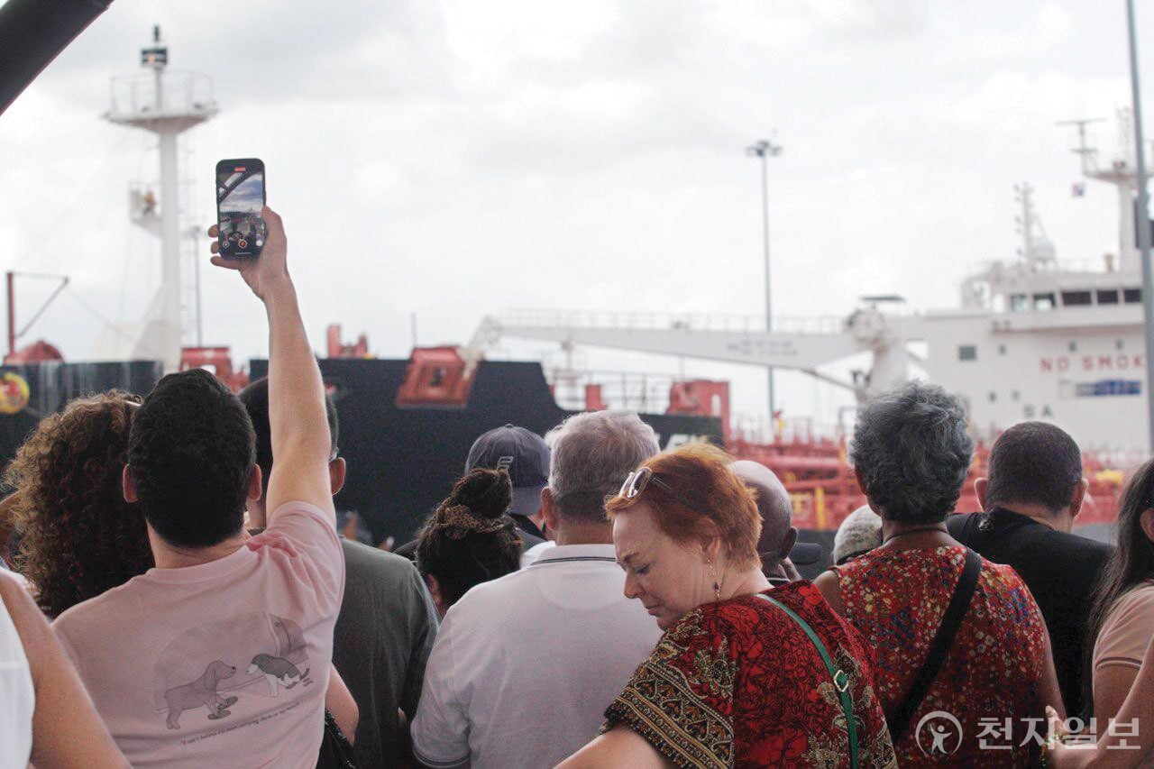 지난달 31일 파나마 운하에서 선박이 이동하는 모습을 보러 온 관광객들. ⓒ천지일보 2025.02.04.