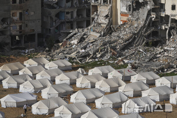 [자발리아=AP/뉴시스] 이스라엘의 공습과 지상 공격으로 파괴된 가자지구 자발리아에 6일(현지 시간) 팔레스타인 주민들을 위한 천막촌이 마련돼 있다.
