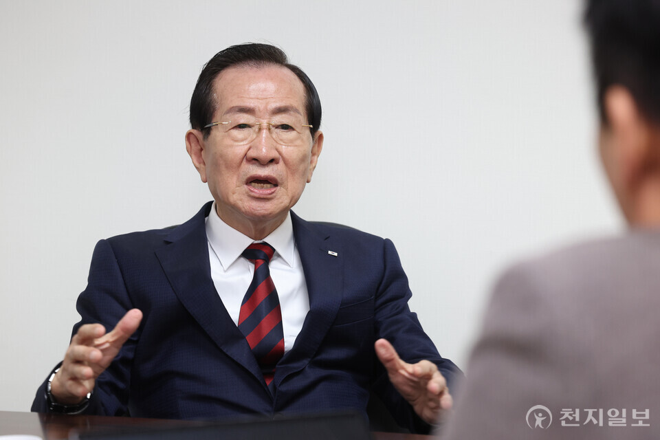 [천지일보=남승우 기자] 전(前) 고검장·국민고충처리위원장, 현(現) 변호사, 시인인 주광일 박사가 최근 서울 용산구 천지일보 본사에서 본지와의 인터뷰를 진행하고 있다. ⓒ천지일보 2025.02.12.