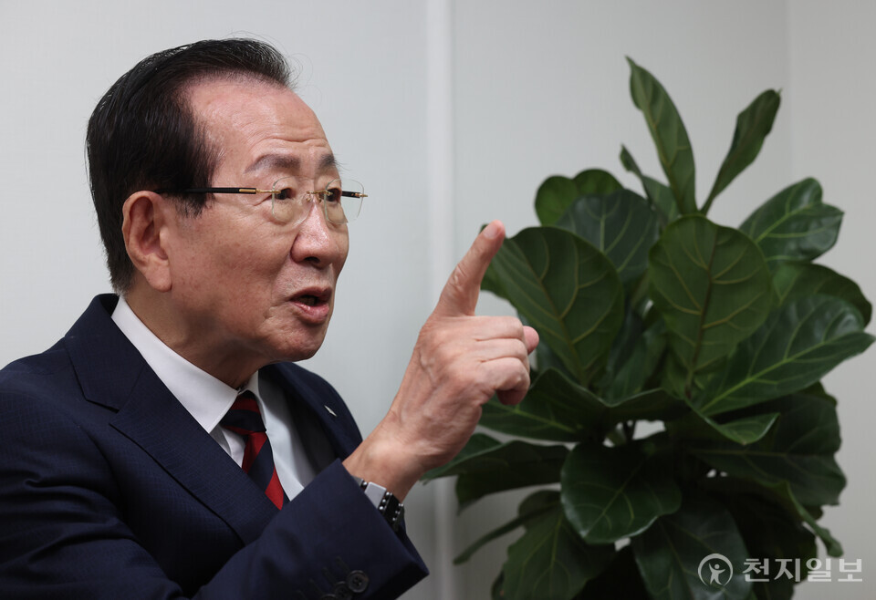 [천지일보=남승우 기자] 전(前) 고검장·국민고충처리위원장, 현(現) 변호사, 시인인 주광일 박사가 최근 서울 용산구 천지일보 본사에서 본지와의 인터뷰를 진행하고 있다. ⓒ천지일보 2025.02.12.