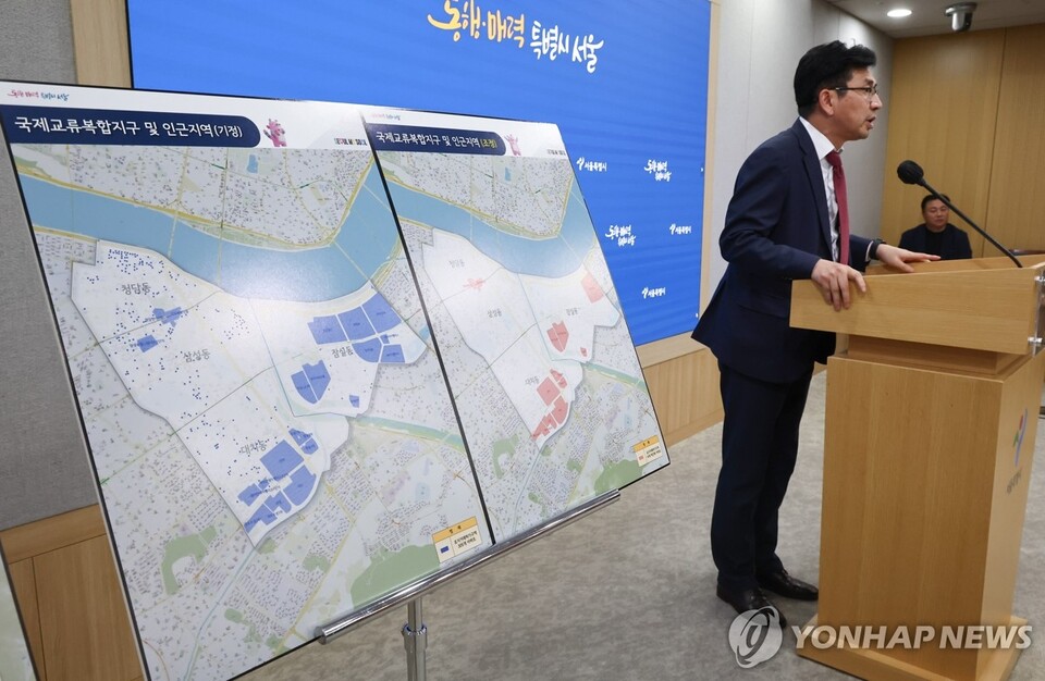 조남준 서울시 도시공간본부장이 12일 서울시청에서 열린 서울시 토지거래허가제 해제 심의 결과 브리핑을 진행하고 있다. 2025.2.12. (출처: 연합뉴스)