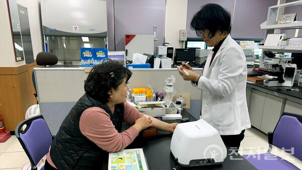 전남 장흥군이 군민들의 암 조기 발견과 건강 증진을 위해 ‘2025년 국가암검진’ 홍보를 강화한다. 사진은 국가암검진 모습. (제공: 장흥군청)ⓒ천지일보 2025.02.13.