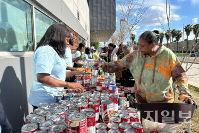 지난해 2월 3일 HWPL 로스앤젤레스 지부가 미국 캘리포니아 콤프턴 시에서 ‘푸드 드라이브’ 행사를 개최했다. 이번 행사는 지역 내 취약계층인 노인들에게 필수적인 음식을 제공하기 위해 마련된 행사로 달러하이드 커뮤니티 센터에서 진행됐다. 사진은 행사 모습. (제공: HWPL) ⓒ천지일보 2025.02.14.