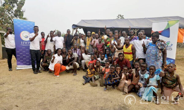 HWPL은 지난해 1월 31일 코트디부아르 시몬크로우 구에서 ‘HWPL 평화의 마을’ 행사를 개최했다. 2주 동안 진행된 이번 행사에 나난 베히로 응고란 시몬크로우 구 구청장을 비롯해 지역 청년 및 여성회장, 민족 지도자, 종교지도자, 시민단체 등, 다양한 계층의 인사들과 시민들 약 500명이 참석했다. 사진은 행사 모습. (제공: HWPL) ⓒ천지일보 2025.02.14.