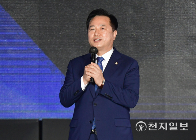 [천지일보=박준성 기자] 2일 오후 서울 송파구 올림픽경기장 KSPO돔에서 열린 더불어민주당 제20대 대통령선거 선거대책위원회 출범식에서 함께 대선 경선을 치른 김두관 공동선거대책위원장이 무대에 올라 이재명 대선후보 지지연설을 하고 있다. ⓒ천지일보 2021.11.2