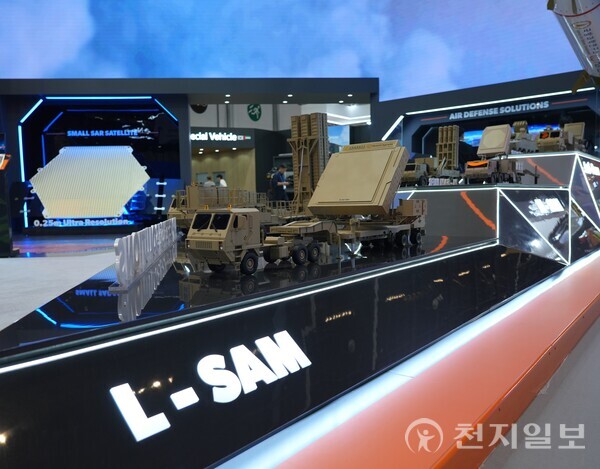 한화시스템이 IDEX 2025에 전시한 L-SAM 다기능레이다(MFR). (제공: 한화시스템) ⓒ천지일보 2025.02.17.