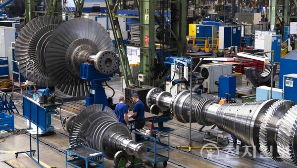 체코 플젠에 위치한 두산에너빌리티의 체코 자회사 두산스코다파워 공장에서 직원이 증기터빈을 살펴보고 있다. (제공: 두산에너빌리티) ⓒ천지일보 2024.09.22.