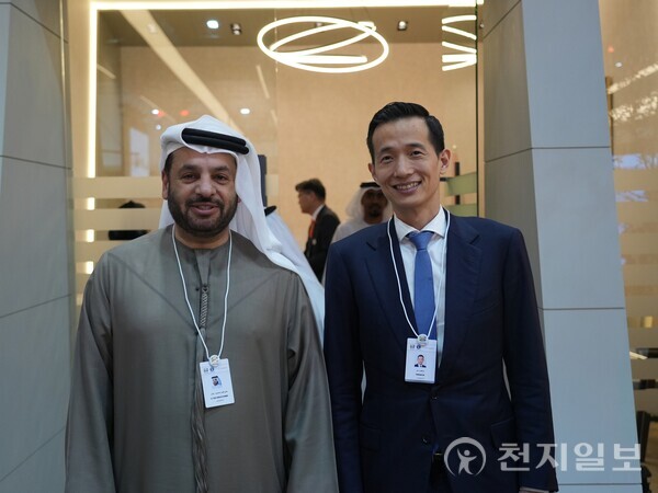 김동관 한화그룹 부회장(오른쪽)이 17일(현지시간) 아랍에미리트(UAE)에서 열린 방위산업 전시회 IDEX 2025에서 EDGE 그룹 CEO 파이살 알 반나이(Faisal Al Bannai, 왼쪽)와 업무 미팅을 진행하고 있다. (제공: 한화에어로스페이스) ⓒ천지일보 2025.02.18.