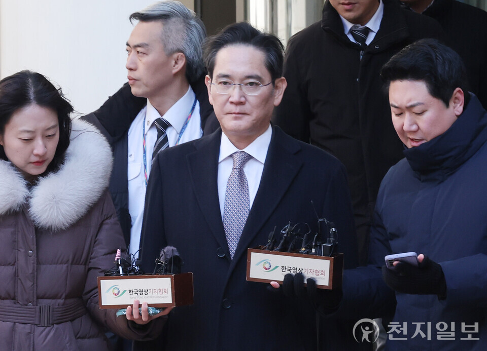 [천지일보=남승우 기자] 이재용 삼성전자 회장이 3일 서울 서초구 서울중앙지방법원에서 열린 ‘부당합병·회계부정’ 혐의 관련 항소심 공판에서 무죄를 선고받은 뒤 법정을 나서고 있다. ⓒ천지일보 2025.02.03.