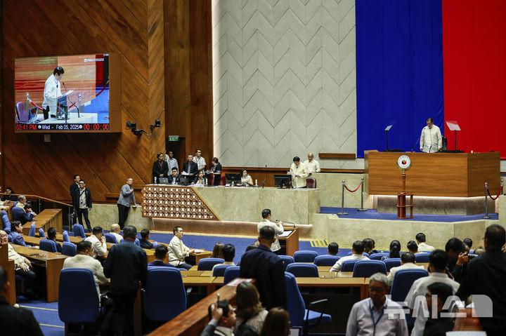 House Speaker Martin Romualdez, top right, presides over the impeachment proceedings against Vice President Sara Duterte at the House of Representatives in Quezon City in Manila, Philippines, Wednesday, Feb.5, 2025. (AP Photo/Gerard Carreon, 뉴시스)