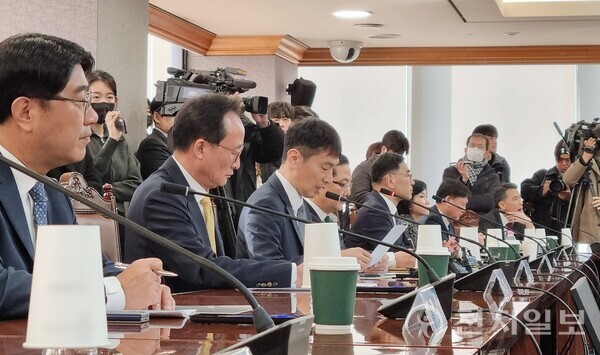 [천지일보=김누리 기자] 이복현 금융감독원장이 19일 서울 중구 은행회관에서 열린 금융감독원장-은행장 간담회에서 발언하고 있다. ⓒ천지일보 2025.02.19.