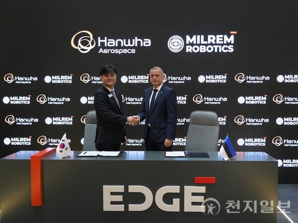지난 18일 UAE 아부다비에서 진행 중인 ‘IDEX 2025’ 전시회에서 김동현 한화에어로스페이스 LS사업부장(왼쪽)과 쿨다 바라시 밀렘 로보틱스 CEO(오른쪽)가 양사 간 UGV 공동개발 및 전략적 파트너십을 확대하는 양해각서(MOU)를 체결하고 기념사진을 찍고 있다. (제공: 한화에어로스페이스) ⓒ천지일보 2025.02.19.