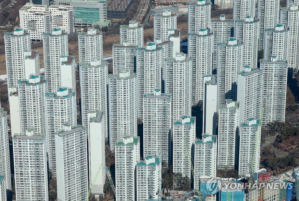 서울 송파구 롯데월드타워 전망대에서 바라본 아파트들의 모습. 2025.2.13. (출처: 연합뉴스)