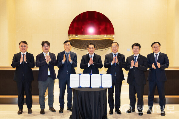 20일 서울 포스코센터에서 열린 ‘그룹 인권경영 선언문’ 선포식에서 장인화 포스코그룹 회장 등이 기념촬영을 하고 있다. (왼쪽부터) 천시열 포스코스틸리온 사장, 엄기천 포스코퓨처엠 사장, 이희근 포스코 사장, 장인화 회장, 정희민 포스코이앤씨 사장, 심민석 포스코DX 사장, 정경진 포스코인터내셔널 부사장. (제공: 포스코그룹) ⓒ천지일보 2025.02.20.