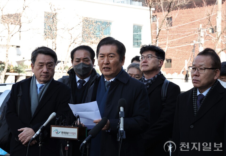 [천지일보=이시문 기자] 정청래 국회 탄핵소추위원장이 20일 오후 서울 종로구 헌법재판소에서 열린 윤석열 대통령 탄핵심판 10차 변론기일 출석에 앞서 입장을 밝히고 있다. ⓒ천지일보 2025.02.20.