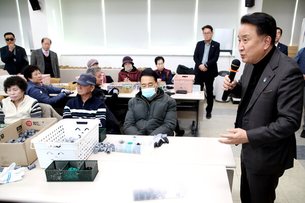 김영환 충북지사(오른쪽)가 21일 충주에 위치한 ‘일하는 밥퍼 장애인친화작업장’을 방문해 작업자들을 격려하고 있다. (제공: 충북도청)