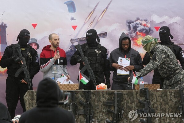 인질 석방 행사. (출처: 연합뉴스)