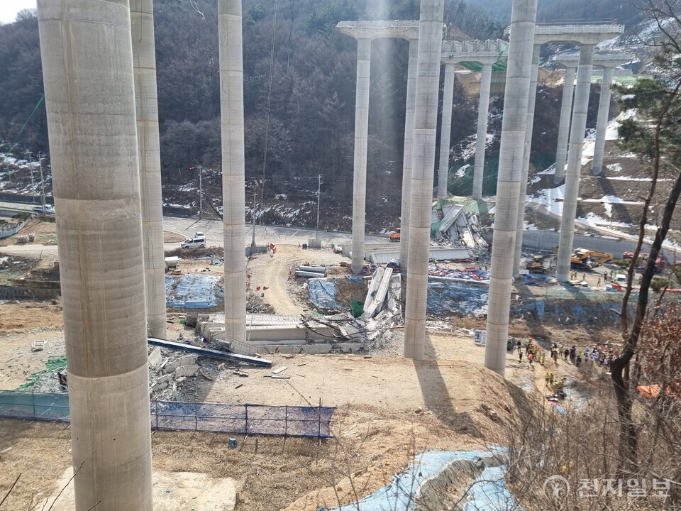 [천지일보 천안=박주환 기자] 25일 오전 9시 49분쯤 경기 안성시 서운면 산평리의 고속도로 공사 현장에서 교각 위 구조물이 붕괴되는 사고가 발생했다. 사진은 붕괴 현장 모습. ⓒ천지일보 2025.02.25.
