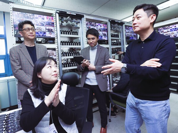 홍범식 LG유플러스 사장이 2025년 첫 현장 경영으로 대전 유성구에 위치한 LG유플러스 ‘대전 R&D 센터’를 직접 방문해 현장을 살피고 임직원과 대화하는 시간을 가졌다. 사진은 홍범식 사장(맨 오른쪽)이 홈서비스품질 직원에게 업무 설명을 듣는 모습. (제공: LG유플러스)