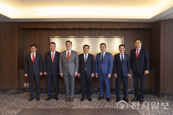 25일 서울 소공동 롯데호텔에서 열린 ‘희토류·전력 인프라 협력 강화’ 간담회에서 구본규 LS전선 대표, 이상호 LS에코에너지 대표, 김병옥 LS마린솔루션 대표와 응우옌 홍 디엔 베트남 산업통상부 장관 등 관계자들이 기념 촬영을 하고 있다. (제공: LS에코에너지) ⓒ천지일보 2025.02.25.