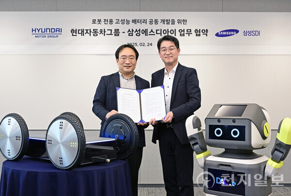 현대차·기아 의왕연구소에서 열린 업무 협약식에서 (왼쪽부터) 현대차∙기아 로보틱스랩장 현동진 상무, 삼성SDI 소형사업부 전략마케팅팀장 조한제 부사장이 기념 사진을 촬영하는 모습. (제공 : 현대자동차) ⓒ천지일보 2025.02.25.