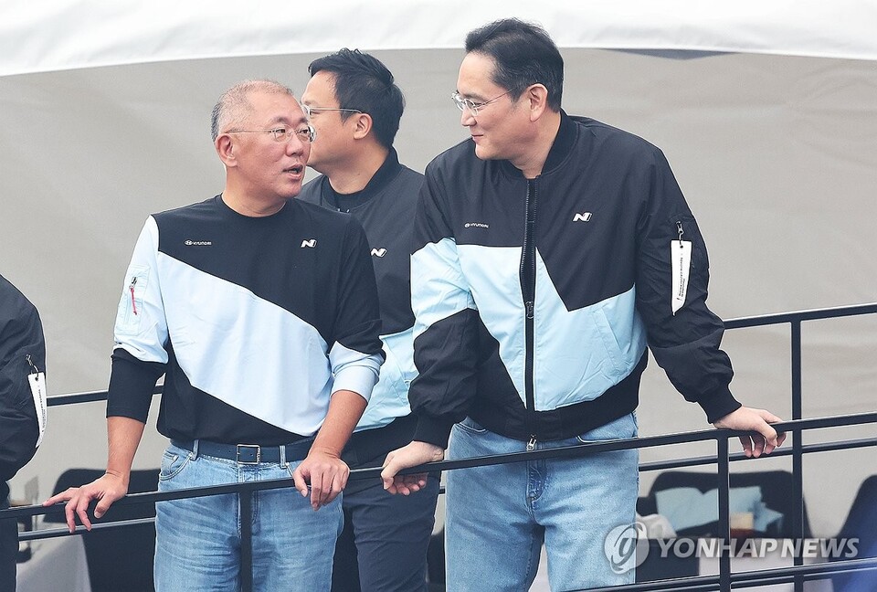 27일 오후 경기도 용인시 에버랜드 스피드웨이에서 열린 '현대 N x 토요타 가주 레이싱(Hyundai N x TOYOTA GAZOO Racing) 페스티벌'에서 정의선 현대자동차그룹 회장과 이재용 삼성전자 회장이 대화하고 있다. 2024.10.27. (출처: 연합뉴스)