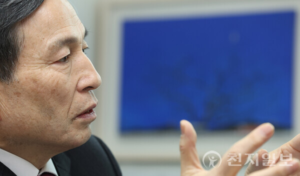 [천지일보=남승우 기자] 이구연 차의과대학교 통합의학 박사가 최근 서울 용산구 천지일보 사무실에서 본지와 만나 인터뷰를 하고 있다. 이 박사는 수면과 체온의 상관관계를 언급하면서 체온 유지가 숙면의 질을 결정하는 중요한 요소임을 강조했다. ⓒ천지일보 2025.02.26.