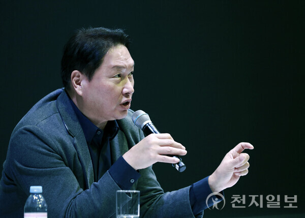지난달 8일(현지시간) 미국 라스베이거스에서 열린 세계 최대 가전·정보기술(IT) 전시회 ‘CES 2025’에 참석한 최태원 SK그룹 회장이 SK 전시 부스 내 마련된 비즈니스 라운지에서 질의 응답을 진행하고 있다. (제공: SK그룹) ⓒ천지일보 2025.01.09.
