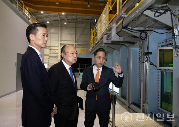 김승연 한화그룹 회장과 김동관 부회장이 한화오션 시흥R&D캠퍼스의 상업용 세계 최대 공동수조를 방문해 시연을 지켜보고 있다. (제공: 한화그룹) ⓒ천지일보 2024.11.20.