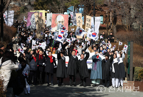 [천지일보=남승우 기자] 제105주년 3.1절인 서울 서대문구 서대문독립공원에서 시민들이 만세 행진을 하고 있다. ⓒ천지일보DB