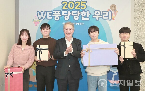 지난 1월 2일 임종룡 우리금융 회장(가운데)이 미래세대 지원으로 새해 첫 행보를 시작한 모습. (제공: 우리금융) ⓒ천지일보 2025.02.27.