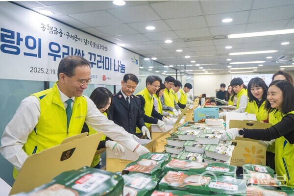NH농협금융이 이달 20일 사랑의 우리쌀 꾸러미 나눔 행사를 하고 있는 모습. 맨 왼쪽이 이찬우 회장의 모습 (제공: 농협금융) ⓒ천지일보 2025.02.27.
