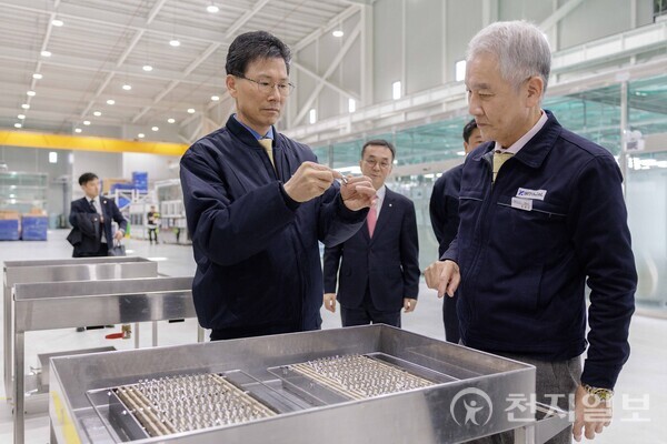 강태영 NH농협은행장(왼쪽)이 이달 13일 부산시 기장군 소재 산업용 피팅, 밸브 제조기업인 ㈜비엠티 본사를 방문해 윤종찬 비엠티 대표(오른쪽)의 안내를 받으며 생산시설을 돌아보고 있다. (제공: NH농협은행) ⓒ천지일보 2025.02.27.