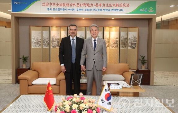 강호동 농협중앙회 회장(오른쪽)이 21일 농협중앙회를 내방한 중국 공소합작총사 아띠리 우뿌리 부주임(왼쪽)과 기념촬영을 하고 있다. (제공: 농협) ⓒ천지일보 2025.02.21.