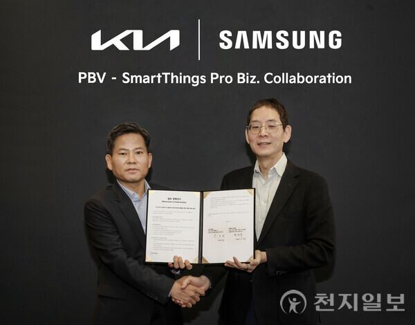 24일(현지시간) 스페인 타라고나의 타라코 아레나 ‘2025 기아 EV 데이’ 행사장에서 진행된 ‘기아 PBV-삼성전자 IoT 솔루션 기반B2B 사업 협력을 위한 전략적 업무 협약’ 체결식에서 (왼쪽부터) 기아 PBV비즈니스사업부 김상대 부사장, 삼성전자 B2B통합오퍼링센터 박찬우 부사장이 기념 촬영을 하고 있는 모습. (제공: 기아) ⓒ천지일보 2025.02.28.