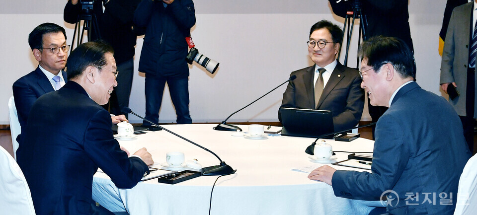 [천지일보=박준성 기자] 국민의힘 권영세 비상대책위원장과 더불어민주당 이재명 대표가 20일 오후 서울 여의도 국회 사랑재에서 열린 국정 안정을 위한 국회-정부 국정협의회에서 만나 웃고 있다. ⓒ천지일보 2025.02.20.