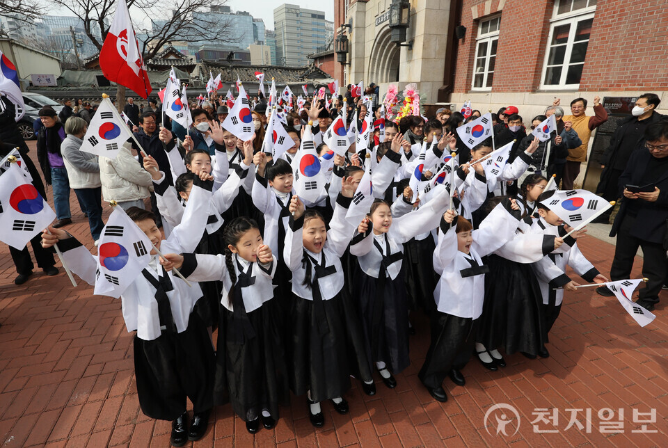 [천지일보=남승우 기자] 1일 서울 종로구 천도교중앙대교당에서 열린 제106주년 3.1절 기념식에서 아이들이 만세삼창을 하고 있다. ⓒ천지일보 2025.03.01.