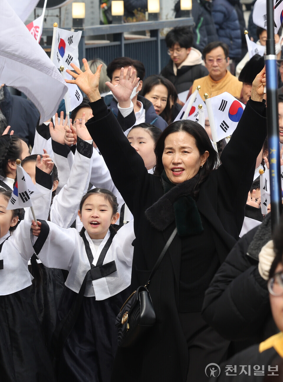 [천지일보=남승우 기자] 1일 서울 종로구 천도교중앙대교당에서 열린 제106주년 3.1절 기념식에서 시민들이 만세삼창을 하고 있다. ⓒ천지일보 2025.03.01.