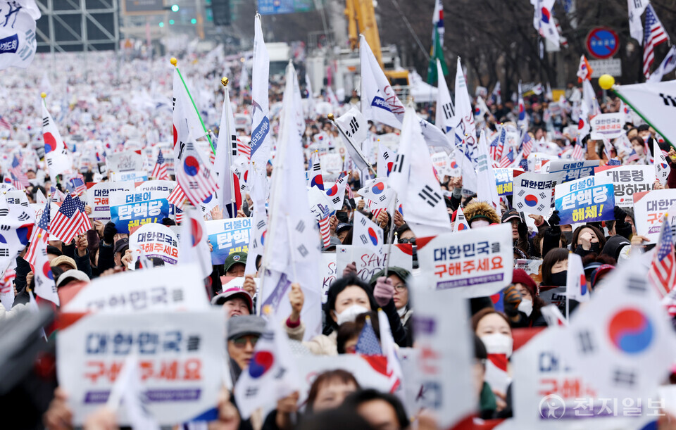 [천지일보=박준성 기자] 1일 오후 서울 영등포구 여의도 여의대로에서 열린 ‘세이브코리아 3.1절 국가비상기도회’에서 참석자들이 윤석열 대통령 탄핵 기각을 촉구하고 있다.ⓒ천지일보 2025.03.01.
